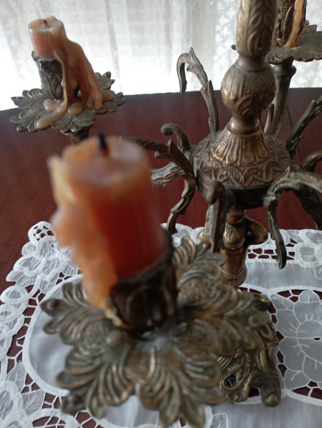 Candelabros de bronce.
