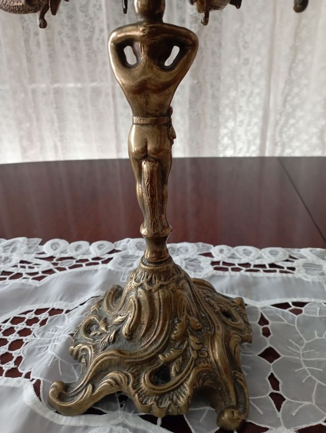 Candelabros de bronce.