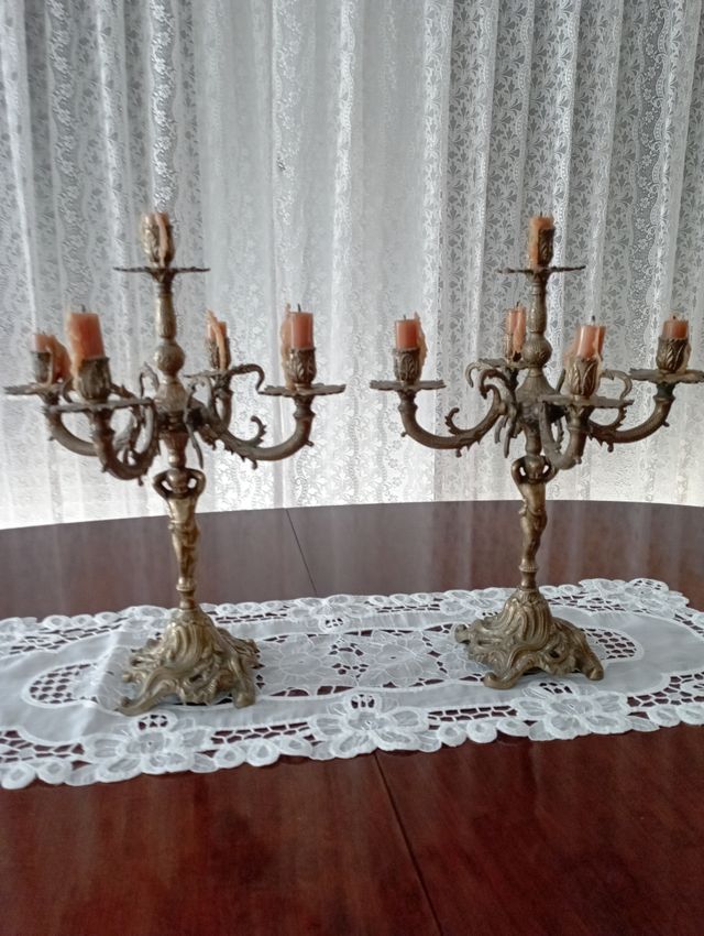Candelabros de bronce.