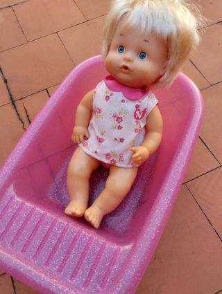 Muñeca Nenuco + bañera