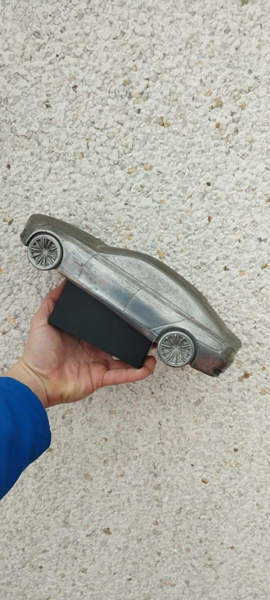 BMW a escala en aluminio