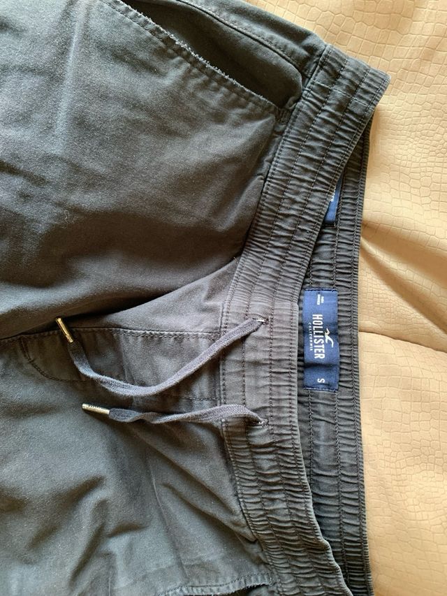 Pantalone nero, con strappo sulle ginocchia