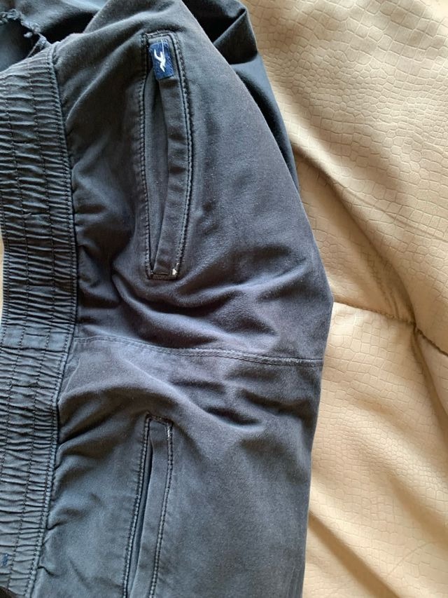 Pantalone nero, con strappo sulle ginocchia