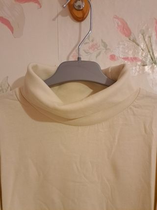 Camiseta básica cuello alto Mango