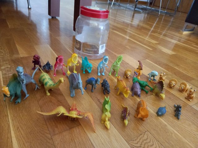 Lote 35 dinosaurios variados de plástico
