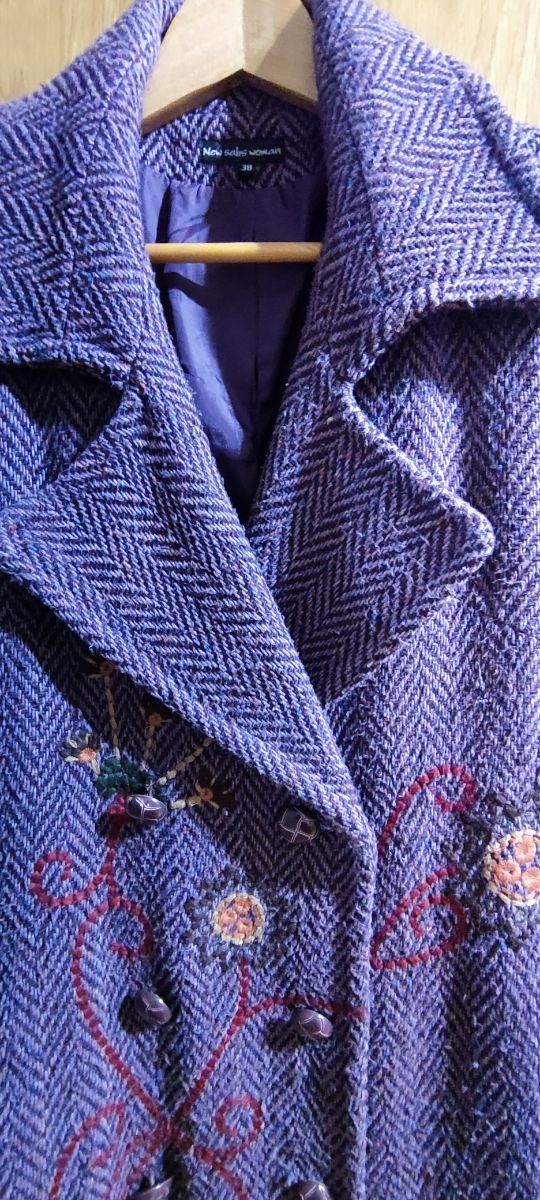 Abrigo largo morado.