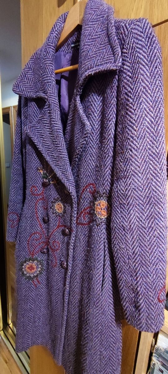 Abrigo largo morado.