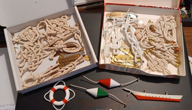 Nudos y adornos sueltos para cuadro o similar