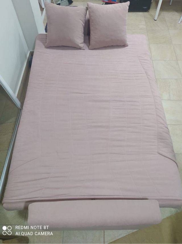 Sofá cama rosa empolvado