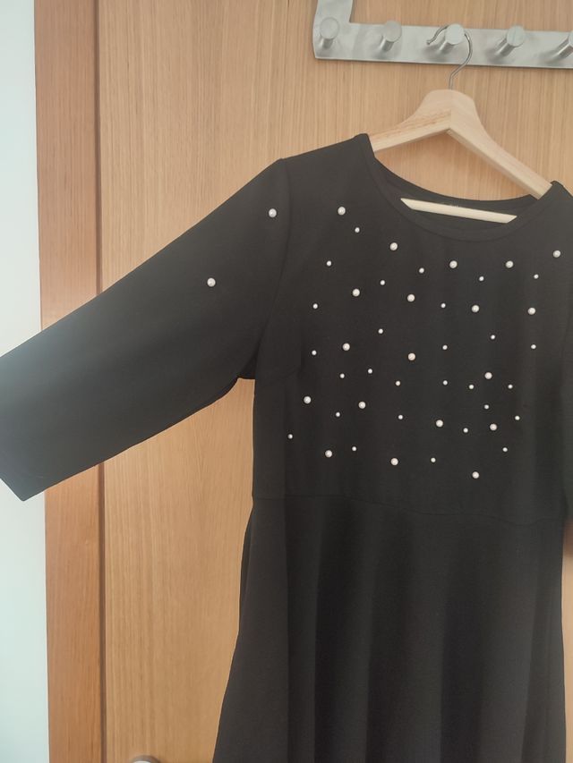 Vestido negro con perlas 