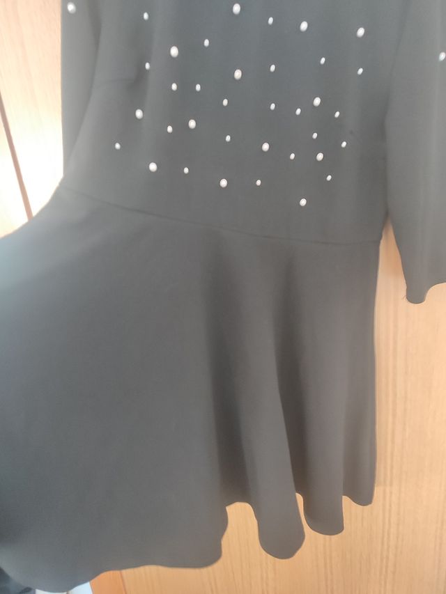 Vestido negro con perlas 