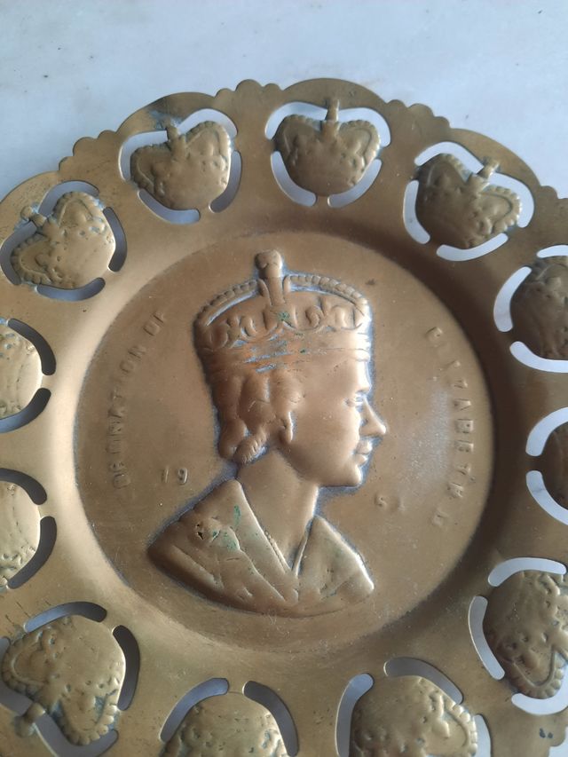 Antiguo plato de laton