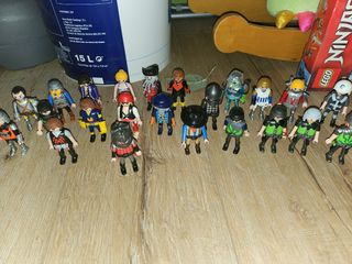 23 Muñecos playmobil