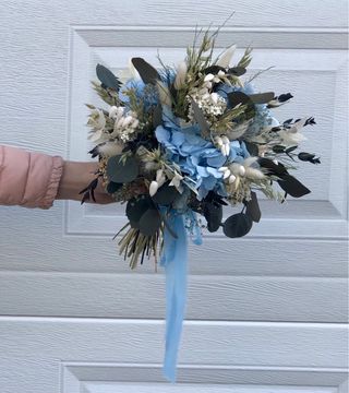 Ramo de novia de flores silvestres y eucalipto