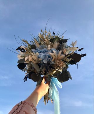 Ramo de novia de flores silvestres y eucalipto