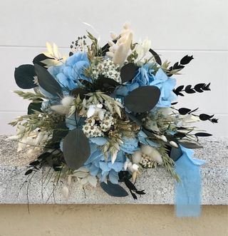 Ramo de novia de flores silvestres y eucalipto