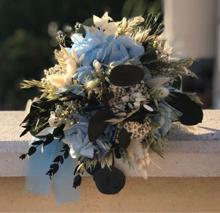 Ramo de novia de flores silvestres y eucalipto