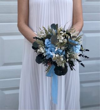 Ramo de novia de flores silvestres y eucalipto