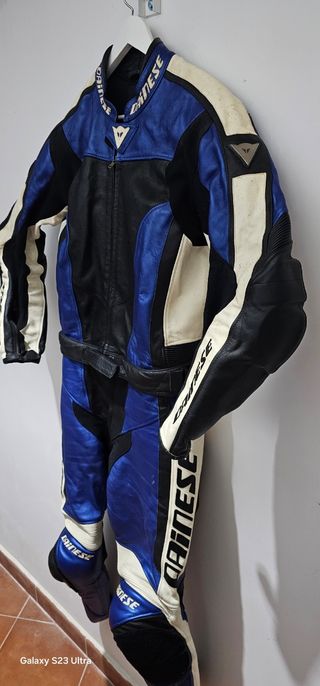 Mono Dainese y botas/guantes Alpinestars