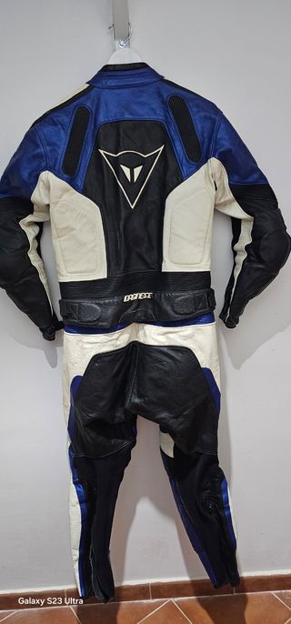 Mono Dainese y botas/guantes Alpinestars