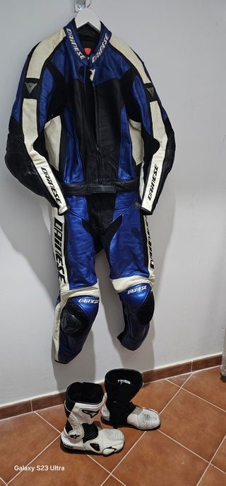 Mono Dainese y botas/guantes Alpinestars