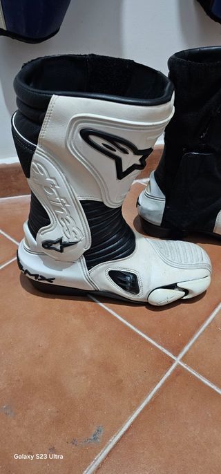 Mono Dainese y botas/guantes Alpinestars