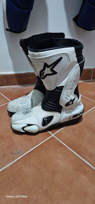 Mono Dainese y botas/guantes Alpinestars