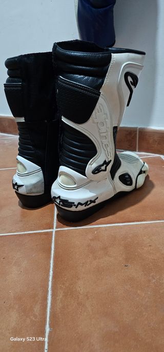 Mono Dainese y botas/guantes Alpinestars