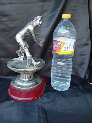 Escultura  Pádel femenino con peana