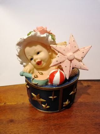 Salvadanaio rappresentante un neonato