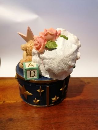 Salvadanaio rappresentante un neonato