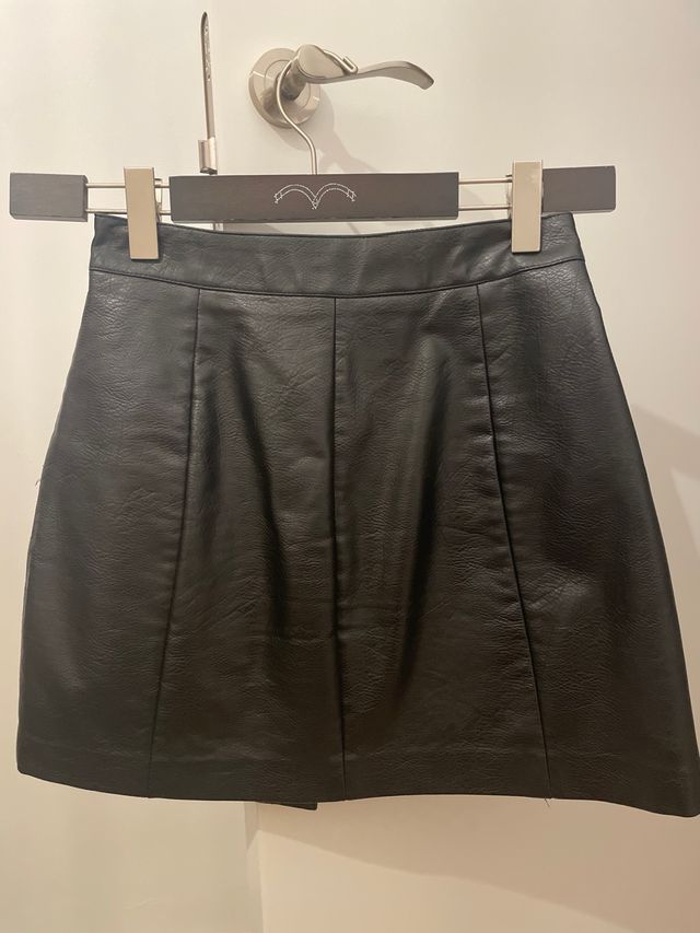 Falda mini efecto piel negra