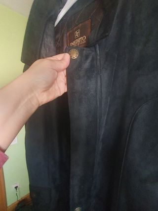 Abrigo de hombre de ante y piel porcina.