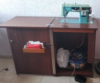 Máquina de coser con mueble incluído