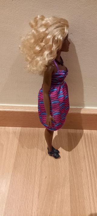 Barbie fashionista curvy