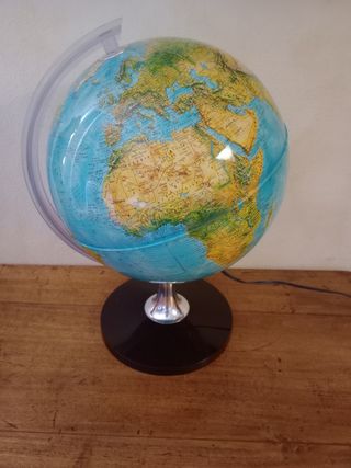 Mappamondo vintage che si illumina