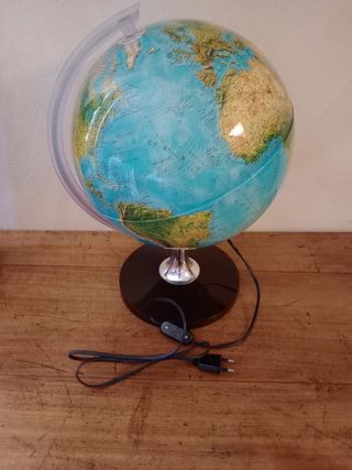 Mappamondo vintage che si illumina