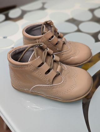 Zapato inglés bota charol beige T20