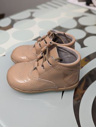 Zapato inglés bota charol beige T20