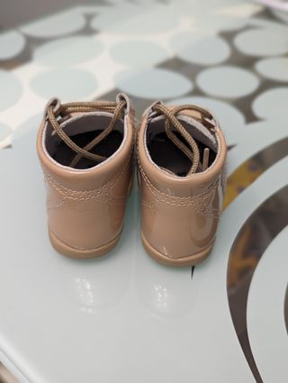 Zapato inglés bota charol beige T20