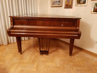 Piano de cola Petrof V