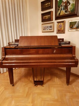 Piano de cola Petrof V