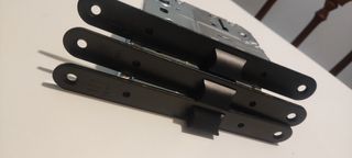 Cerradura con pestillo negro