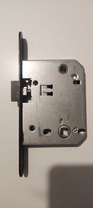 Cerradura con pestillo negro