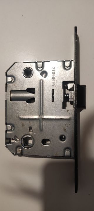 Cerradura con pestillo negro