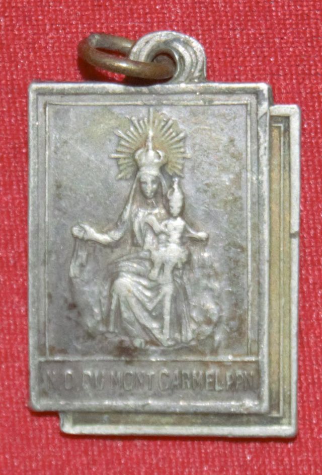 Antigua medalla de La Virgen del Carmen