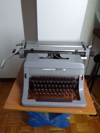 Maquina de escribir antigua