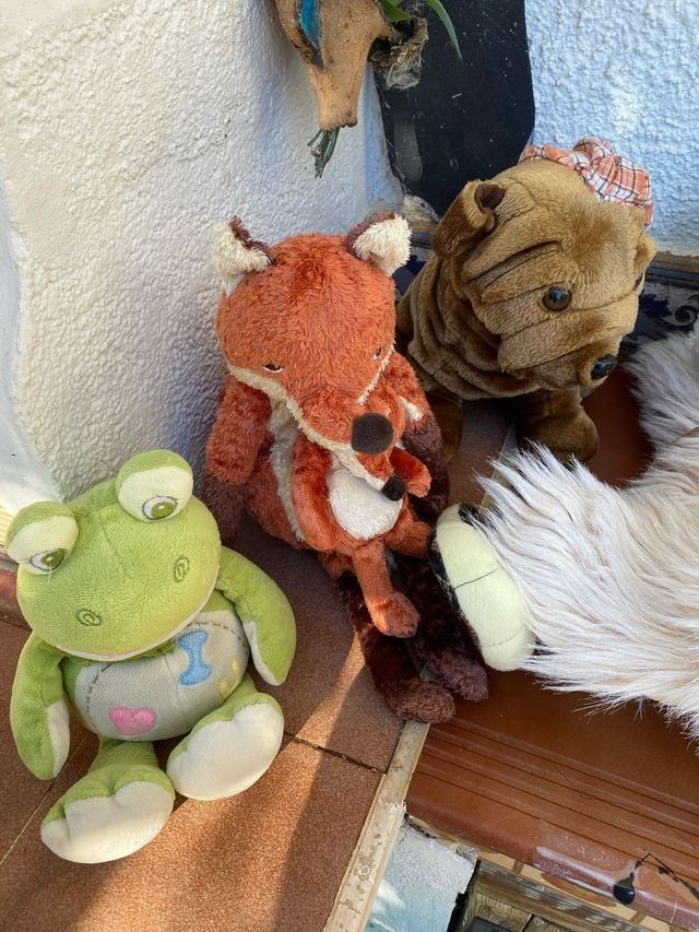 UN SACCO DI ANIMALI DI PELUCHE