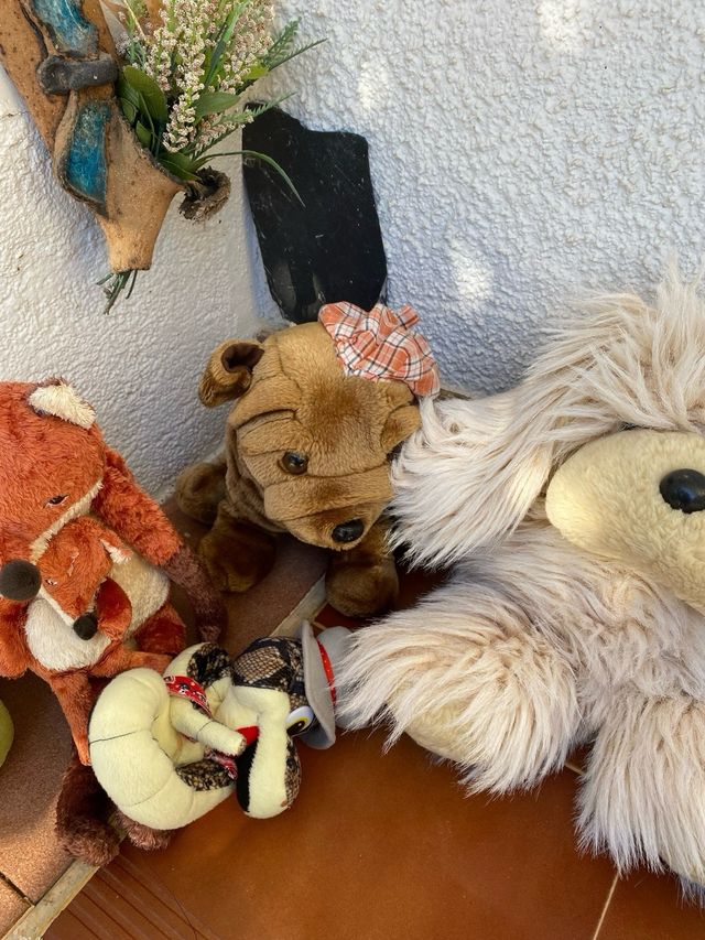 UN SACCO DI ANIMALI DI PELUCHE