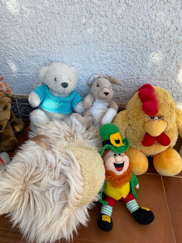 UN SACCO DI ANIMALI DI PELUCHE